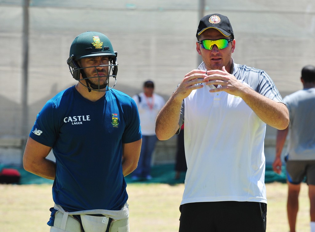Former South Africa captain Graeme Smith chats to Faf du Plessis