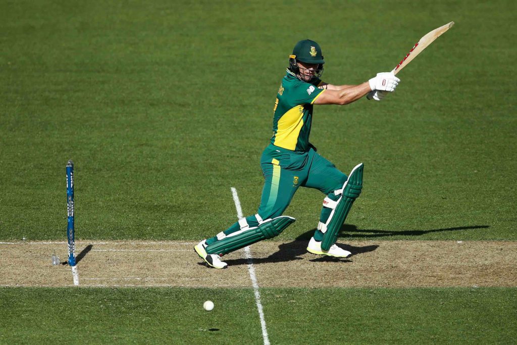 AB fastest to 9 000 as Proteas post 271-8