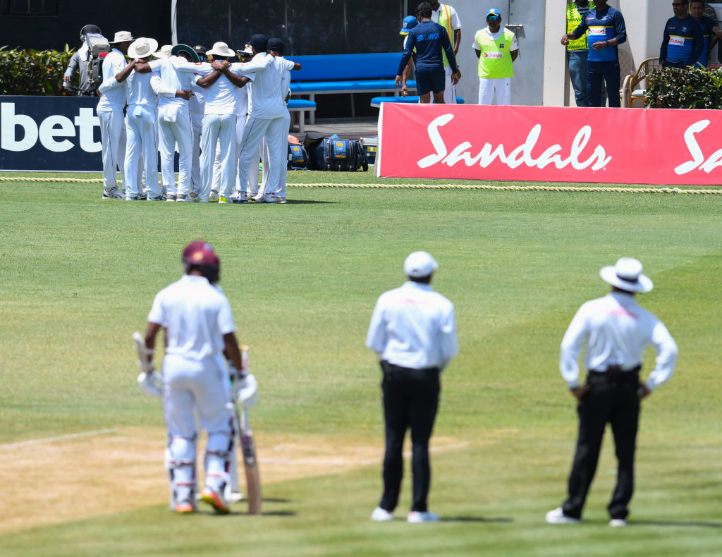 Sri Lanka strike after ball-tampering charge