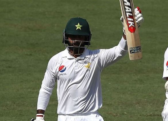 Pakistan star announces retirement
