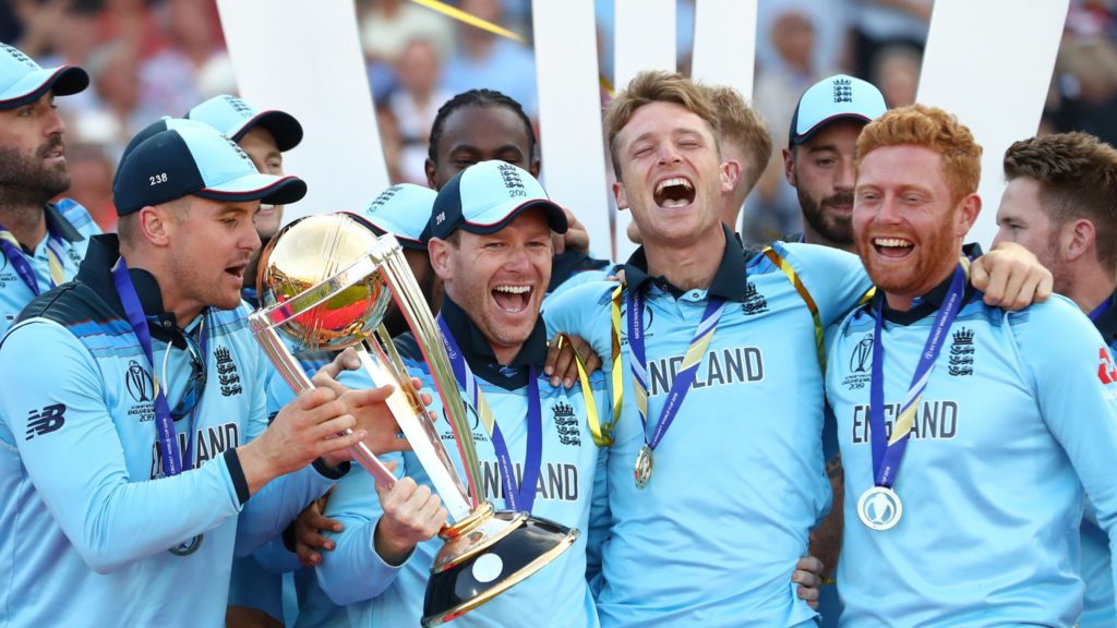 Eoin Morgan with the World Cup