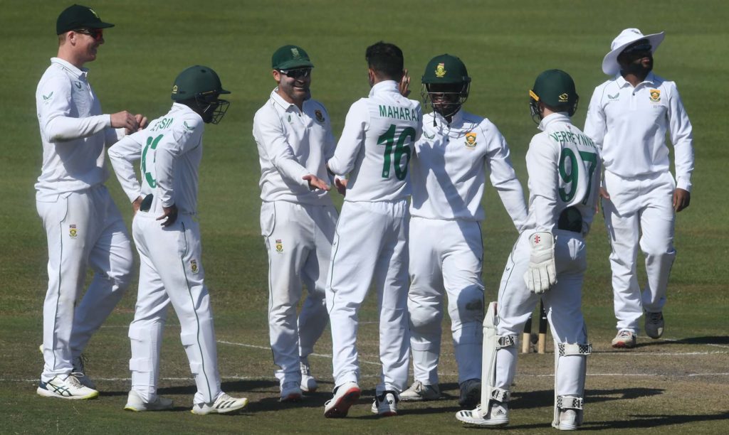 Keshav Maharaj Dean Elgar celebrate wicket 11 April 22