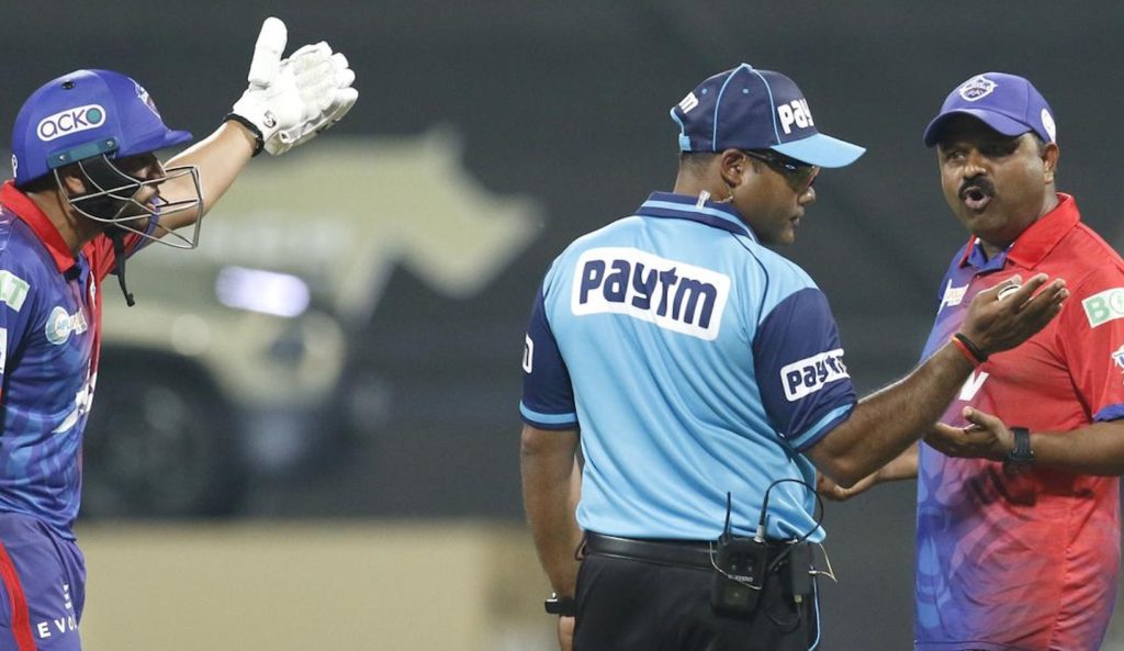 Umpire Delhi Capitals argue