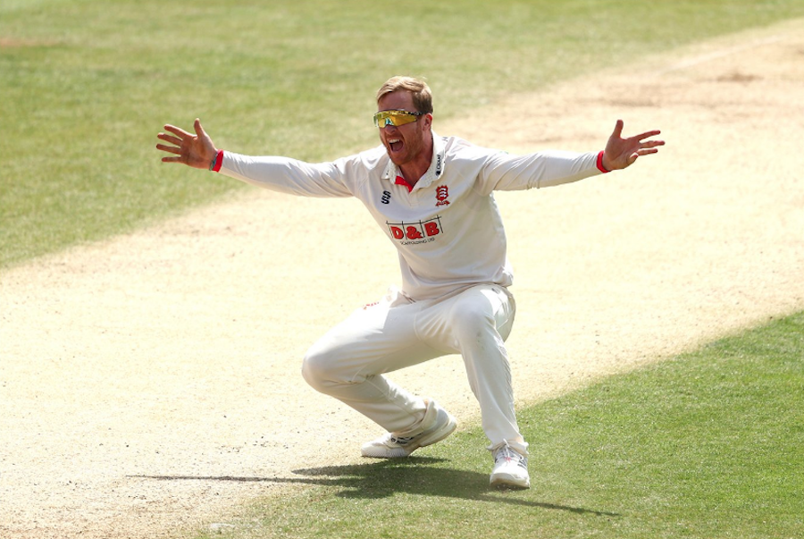 Simon Harmer in action for Essex