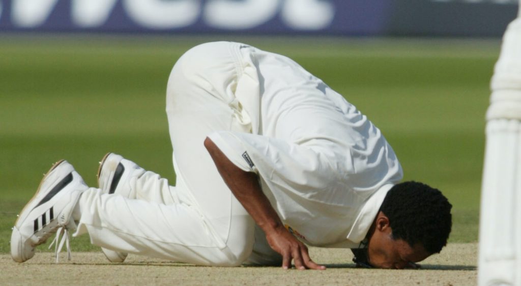 Makhaya Ntini kisses Lord's pitch