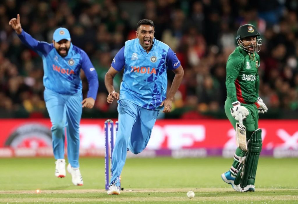 Ravichandran Ashwin and Rohit Sharma celebrate