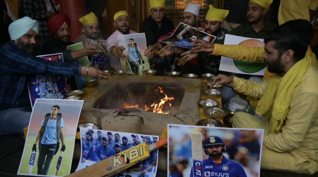 India fans pray 18 November 2023 Narinder Nanu AFP