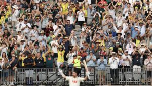 Travis Head crowd 22 Nov 2025 Cameron Spencer Getty Images