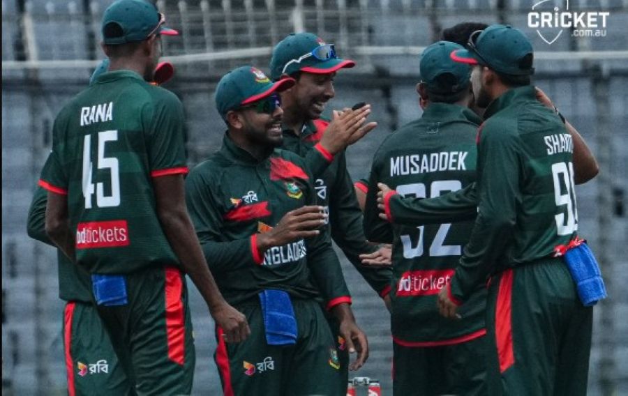 Aussies lose three wickets without a run on the board