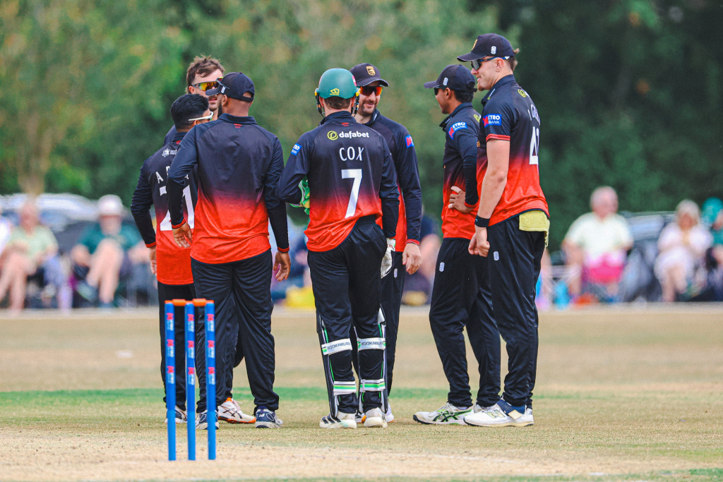De Swardt delivers in Foxes’ opening win